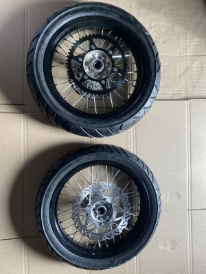 Колеса МОТАРД комплект 17/17(диски алюминий перед/зад с шиной 2,5 110/70-17, 3.0 130/70-17, оси 20 и 25 мм)