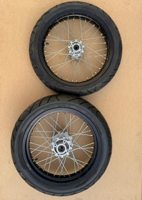 Колеса МОТАРД комплект 17/17 (диски алюминий перед/зад с шиной 2.5 110/70-17 ось 15 мм, 3.0 130/70-17 ось 17 мм)