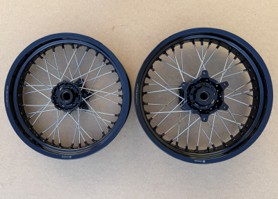 Диски (обода) МОТАРД UNISON комплект 17/17, ступицы CNC (тип KTM, диски алюминий 7116, перед 3.0-17/зад 3.5-17, оси 25 -30 мм)