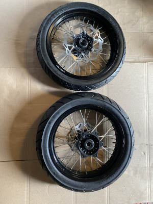 Колеса МОТАРД комплект 17/17(диски алюминий перед/зад с шиной 3 110/70-17, 3.5 130/70-17, оси 25 -30 мм, ступицы КТМ)