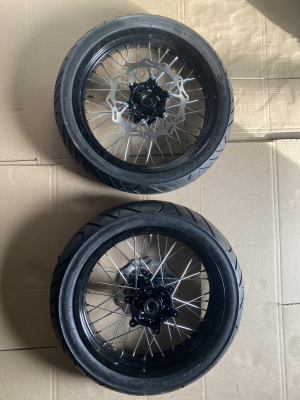 Колеса МОТАРД комплект 17/17(диски алюминий перед/зад с шиной 3 110/70-17, 3.5 130/70-17, оси 25 и 30 мм, ступицы КТМ, фрезерованные)