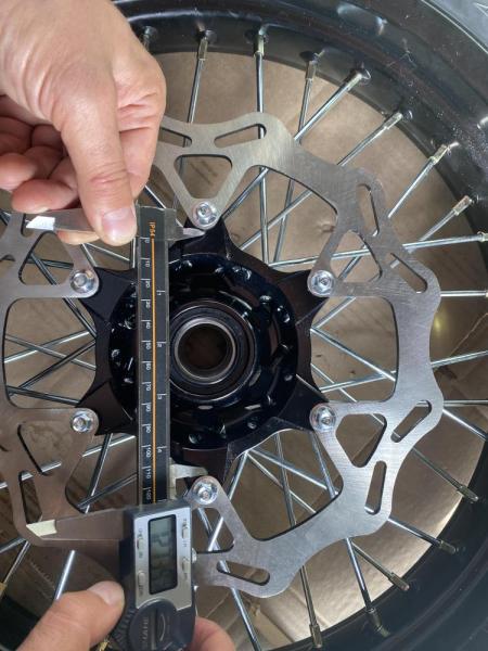 Колеса МОТАРД комплект 17/17(диски алюминий перед/зад с шиной 3 110/70-17, 3.5 130/70-17, оси 25 и 30 мм, ступицы КТМ, фрезерованные)