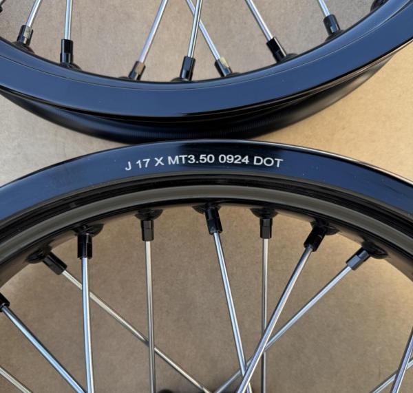 Диски (обода) МОТАРД UNISON комплект 17/17, ступицы CNC (тип KTM, диски алюминий 7116, перед 3.0-17/зад 3.5-17, оси 25 -30 мм)