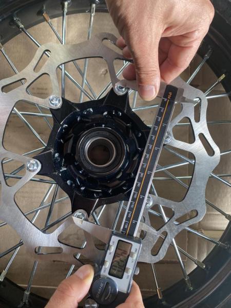 Колеса МОТАРД комплект 17/17(диски алюминий перед/зад с шиной 3 110/70-17, 3.5 130/70-17, оси 25 и 30 мм, ступицы КТМ, фрезерованные)