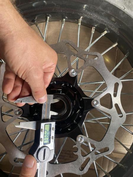 Колеса МОТАРД комплект 17/17(диски алюминий перед/зад с шиной 3 110/70-17, 3.5 130/70-17, оси 25 и 30 мм, ступицы КТМ, фрезерованные)